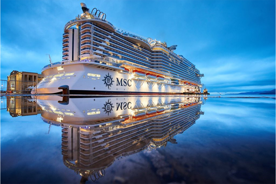 Un gran crucero en el agua.