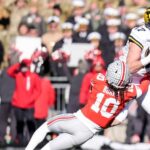 El fútbol de Michigan sorprende a Ohio State 13-10, luego estalla la pelea