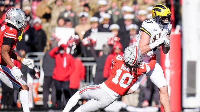 El fútbol de Michigan sorprende a Ohio State 13-10, luego estalla la pelea