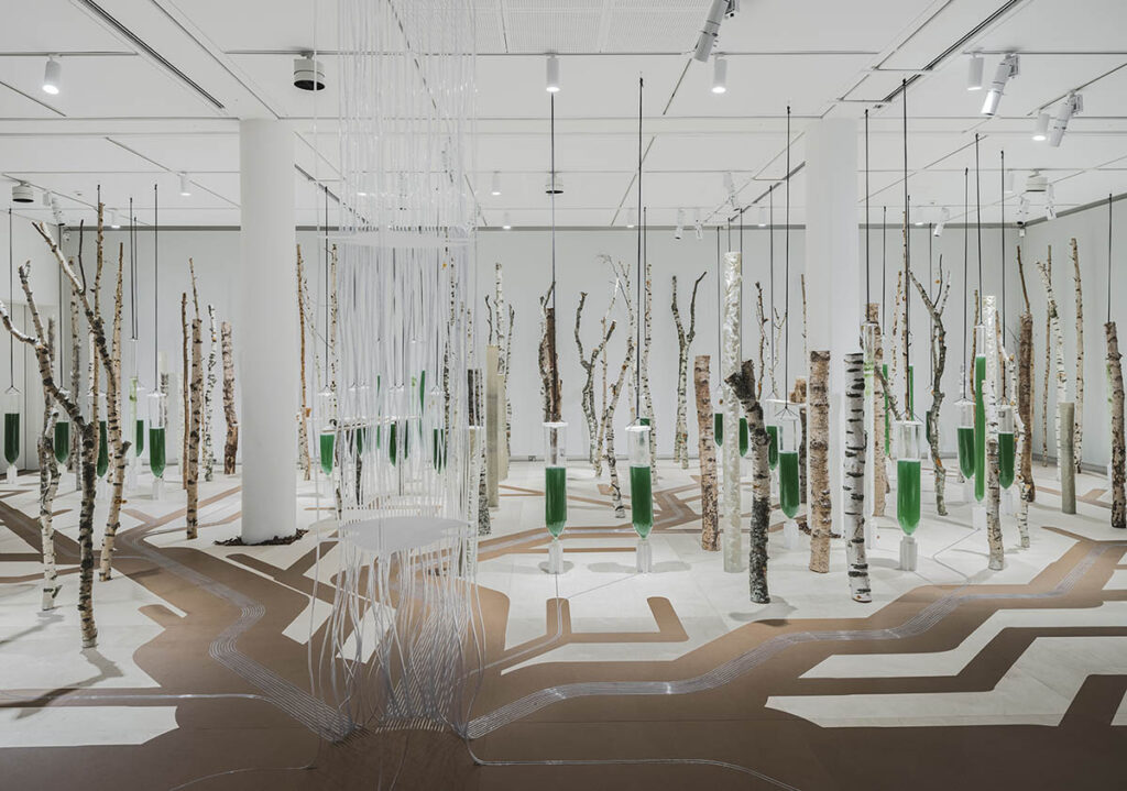 La exposición Deep Forest se sumerge en los procesos biodigitales a través de la arquitectura y la naturaleza.