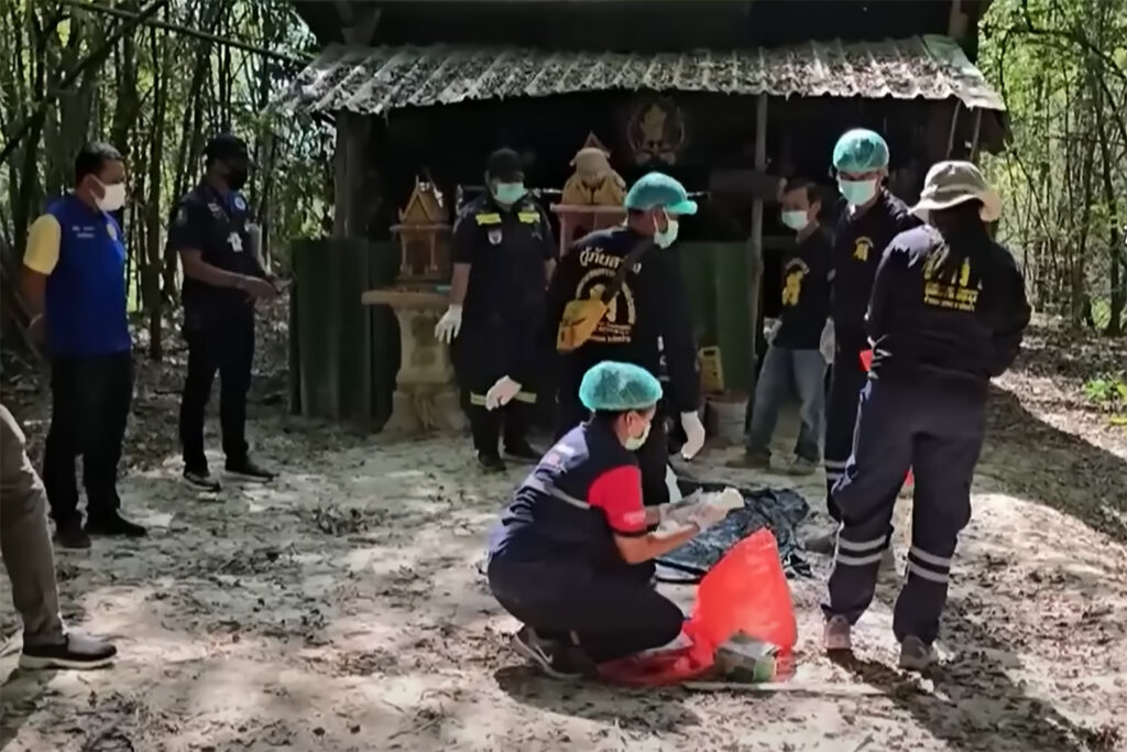 La policía y los rescatistas examinan el sábado pruebas en el monasterio Pa Nakhon Chaibovorn, en un bosque de la provincia de Phichit, después de responder a informes sobre el uso de cadáveres en prácticas de meditación. (Capturas de pantalla)