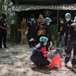 La policía y los rescatistas examinan el sábado pruebas en el monasterio Pa Nakhon Chaibovorn, en un bosque de la provincia de Phichit, después de responder a informes sobre el uso de cadáveres en prácticas de meditación. (Capturas de pantalla)