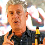 Anthony Bourdain fuera del bar