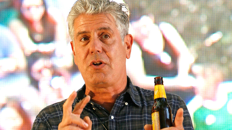 Anthony Bourdain fuera del bar