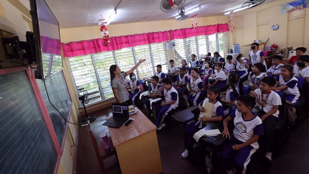 Volviendo a los viejos días del calendario / 21 de febrero de 2024 Los estudiantes de primaria asisten a clases en la escuela primaria General Roxas en Quezon City el miércoles 21 de febrero de 2024. El Departamento de Educación (DepED) anunció que las escuelas están haciendo una transición gradual al antiguo calendario académico. donde las clases comienzan en junio y se toma un descanso de abril a mayo. FOTO CONSULTOR / GRIG C. MONTEGRANDE