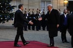 El presidente francés, Emmanuel Macron (izquierda), estrechará la mano del presidente electo Donald Trump cuando llegue al Palacio del Elíseo el sábado.